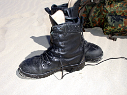 Das Foto zeigt ein Paar Bundeswehrstiefel. 