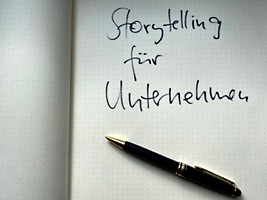 Das Bild zeigt einen Schreibblock, auf dem steht Storytelling für Unternehmen