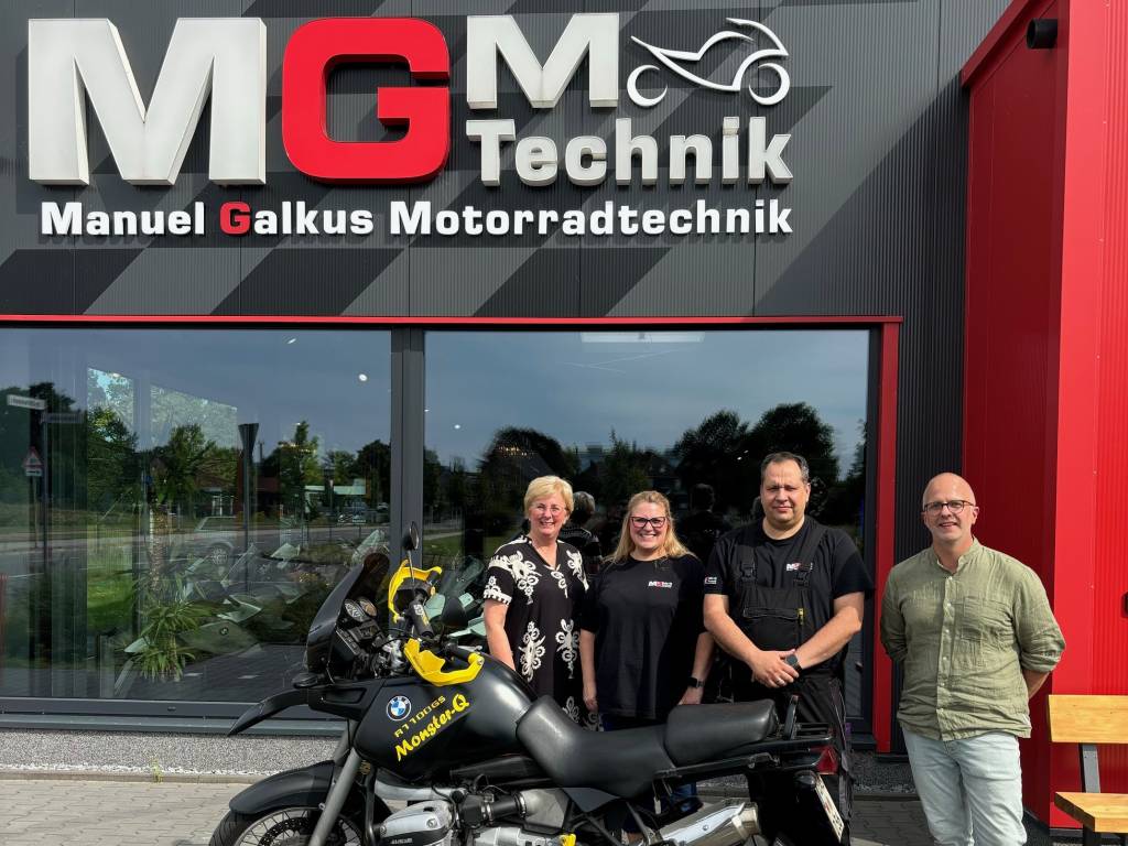 Das Bild zeigt (v. l.): Cordula Brink (Leiterin der Wirtschaftsförderung), Meike und Manuel Galkus sowie Wirtschaftsförderer Dennis Schulte.