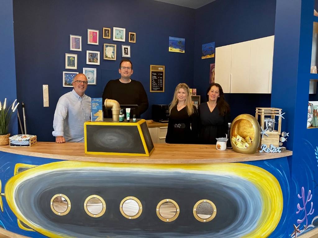 Das Bild zeigt (v. l.) Wirtschaftsförderer Dennis Schulte, Lukas Floßdorf (Stadtmarketing), Inhaberin Vivien Lell und Mitarbeiterin Alisa Hrnic.