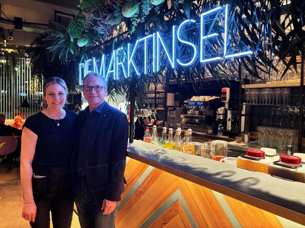 Bürgermeister André Dora beim Besuch von "Die Marktinsel" mit Celina Pudel.