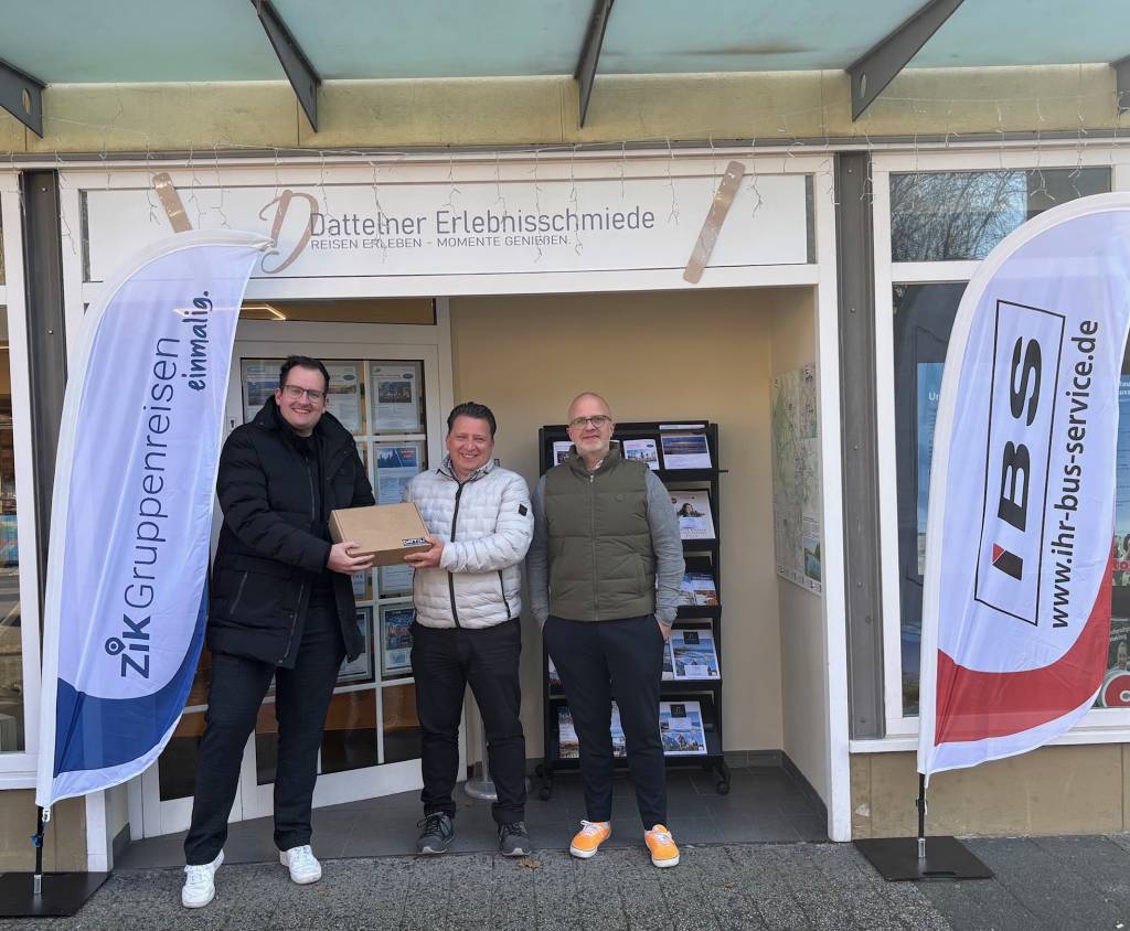 Foto: Lukas Floßdorf (l.) vom Stadtmarketing überreicht Daniel Minarzik das Willkommenspakekt der Wirtschaftsförderung zusammen mit Dennis Schulte (r.).