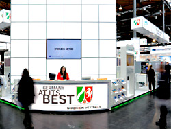 Das Foto zeigt das Titelbild des Jahresprogramms der NRW-Gemeinschaftsstände