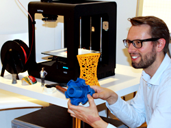 Das Bild zeigt Matthias Ruhe, der ein 3D-Modell vorführt.