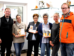 Das Bild zeigt von links Mitarbeiterinnen und Mitarbeiter von EnvisionTEC GmbH und der Wirtschaftsförderungen der Städte Gladbeck und Datteln