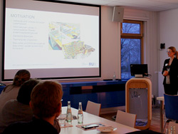 Das Bild zeigt Hannah Exner bei ihrem Vortrag im TED.