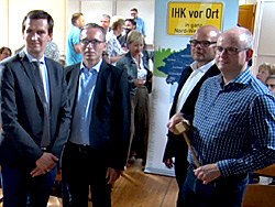 Das Bild zeigt von links: Christian Paasche (IHK), Bürgermeister André Dora, Wirtschaftsförderer Stefan Huxel und Kaufmann Bernard Homann.