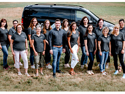 Das Bild zeigt Nico Knodel mit seinem BudgetPartner-Team