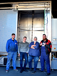 Das Bild zeigt Michael Schmiedl mit seinen drei Söhnen.