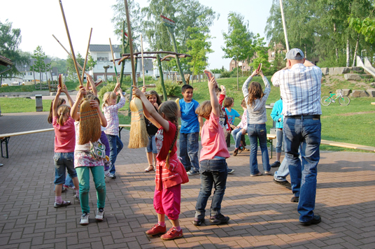 Das Bild zeigt spielende Kinder vor dem Karo