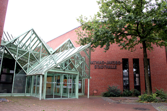 Das Bild zeigt die Mathias-Jakobs-Stadthalle
