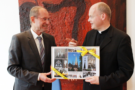Das Bild zeigt Bürgermeister Roland zusammen mit Bischof Overbeck