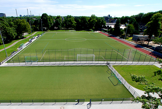 Das Bild zeigt den Fußballplatz an der Hegestraße
