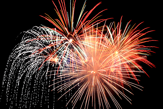 Das Bild zeigt ein Feuerwerk Quelle: Rike / pixelio.de