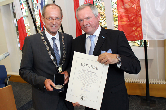 Das Bild zeigt Bürgermeister Ulrich Roland und Gerhard Frauenberger