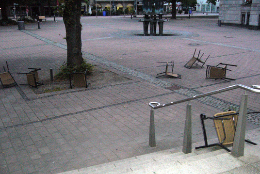 Das Bild zeigt den Vandalismus am Rathaus
