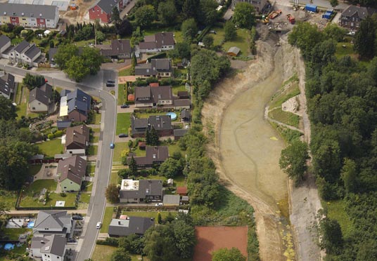 Das Bild zeigt den Umbau des Hahnenbaches