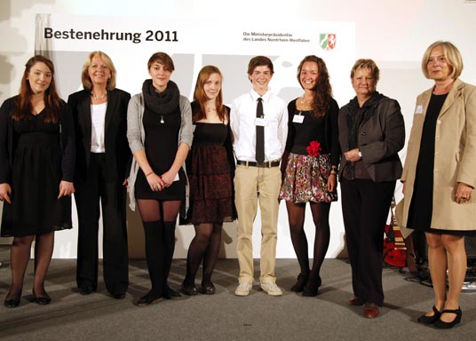 Das Bild zeigt die Ehrung