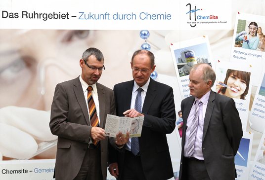Das Bild zeigt Dr. Jörg Marth, Leiter der ChemSite-Initiative, Bürgermeister Ulrich Roland, Jörg Köppen, Wirtschaftsförderung der Stadt 