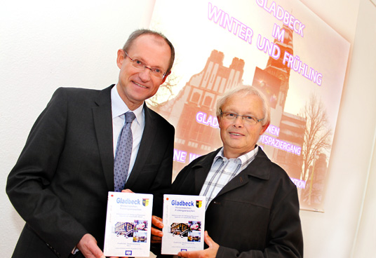 Das Bild zeigt Werner Rossmann und Bürgermeister Ulrich Roland