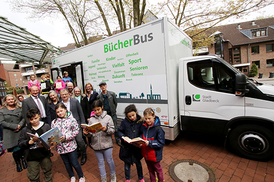 Das Bild zeigt den neuen Bücherbus
