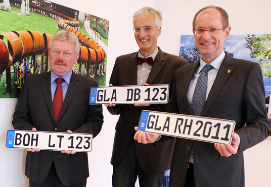 Das Bild zeigt Bocholts Bürgermeister Peter Nebelo, Prof. Dr. Ralf Bochert und Bürgermeister Ulrich Roland