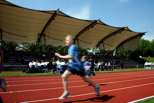 Das Bild zeigt einen Sportler im Stadion