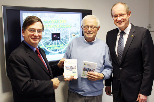 Das Bild zeigt Dr. Gerhard Hartfeld, Wolfgang Rossmann und Bürgermeister Ulrich Roland
