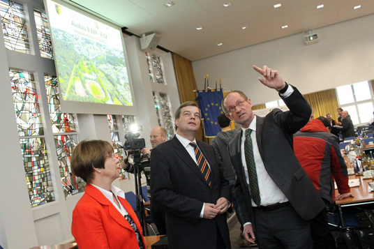 Das Bild zeigt die Pressekonferenz zur A 52