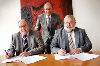Das Bild zeigt die Vertragsunterzeichnung mit Allbau