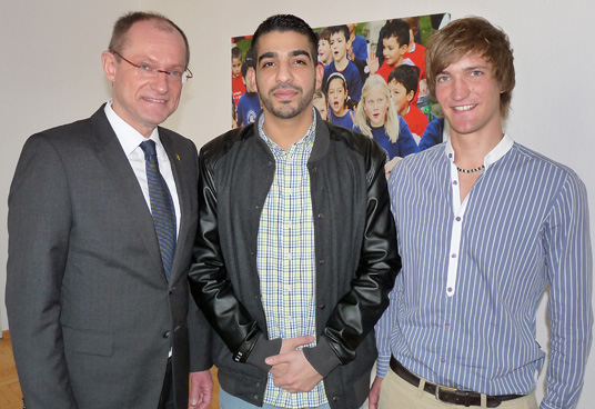 Das Bild zeigt Fard mit Bürgermeister Ulrich Roland und Organisator Till Roland