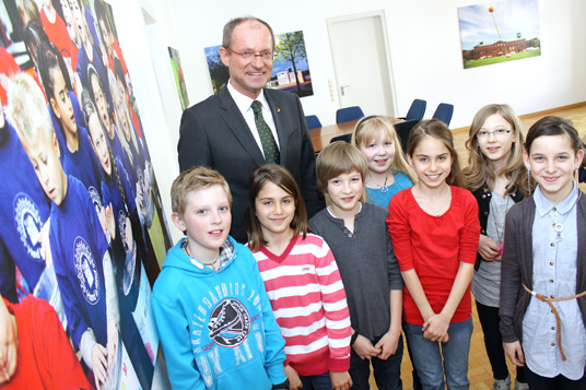 Das Bild zeigt Bürgermeister Roland und die Schüler
