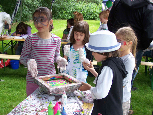 Das Bild zeit Kinder beim Stadtteilfest