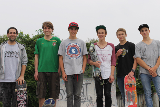 Das Bild zeigt eine Gruppe von Skatern