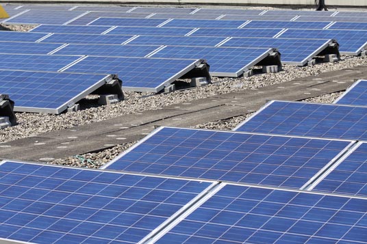 Das Bild zeigt eine Solaranlage