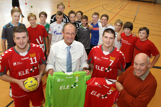 Das Bild zeigt Bürgermeister Roland und die Handballer des VfL