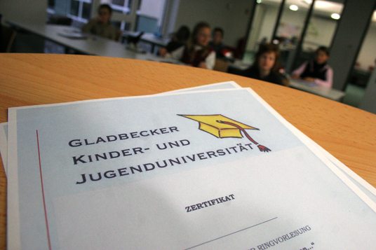 Das Bild zeigt die Kinder- und Jugenduni