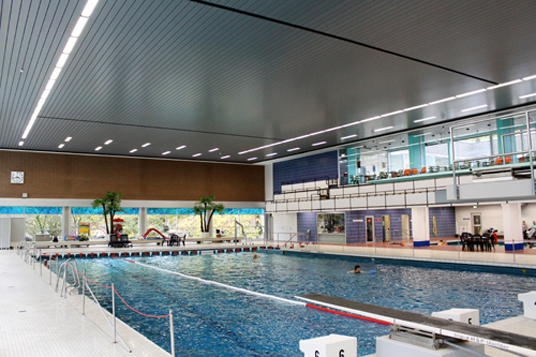 Das Bild zeigt das Hallenbad