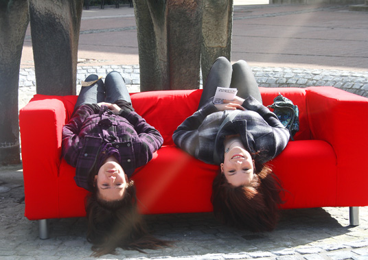 Das Bild zeigt Kinder auf der Couch