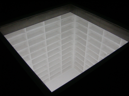 Das Bild zeigt das Denkmal zur Bücherverbrennung in Berlin