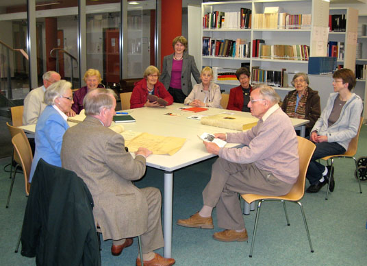 Das Bild zeigt eine Besuchergruppe im Stadtarchiv