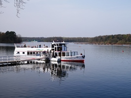 Fahrgastschiff auf dem Stausee