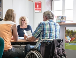 Beratungsgespräch in der Tourist-Information - Foto Stratmann