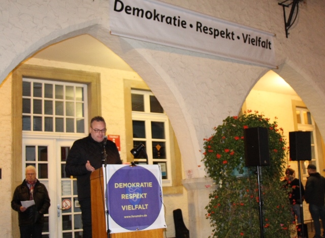Klare Worte fand Bürgermeister Bodo Klimpel, um auf die Gefahren des Antisemitismus aufmerksam zu machen.