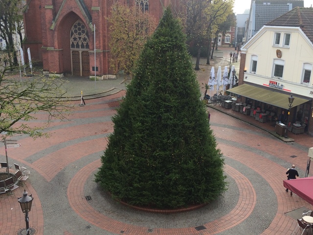 Der Wochenmarkt zieht ab dem 26. November zum Kärntner Platz um. Inzwischen ist der große Weihnachtsbaum aufgebaut.