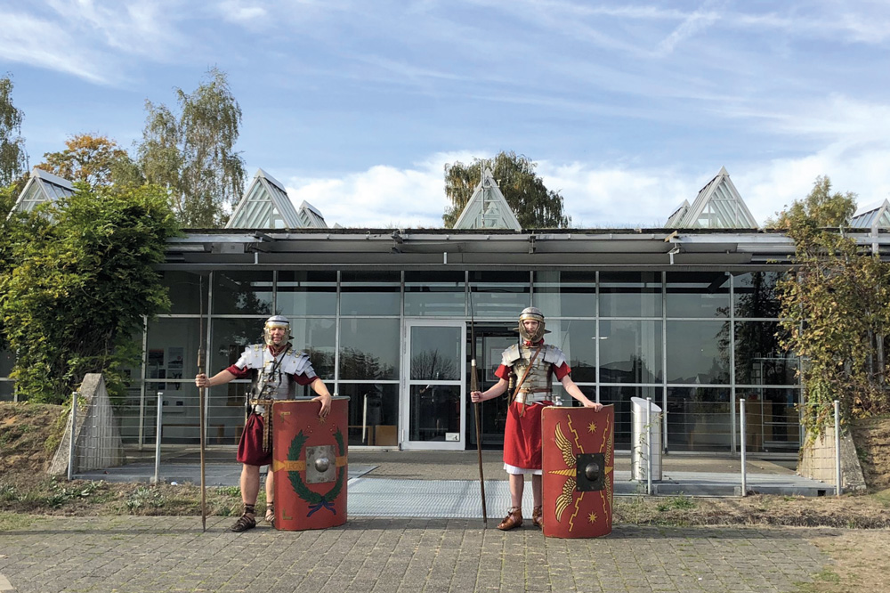 Roemer vor dem LWL-Roemermuseum-Foto LWL-Landschaftsverband