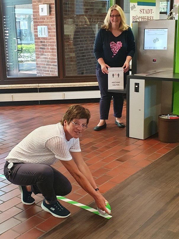 Claudia Schäpers (li.) und Andrea Coenen-Brinkert treffen die Vorbereitungen, damit sie ab Dienstag wieder die Bücherei öffnen können.