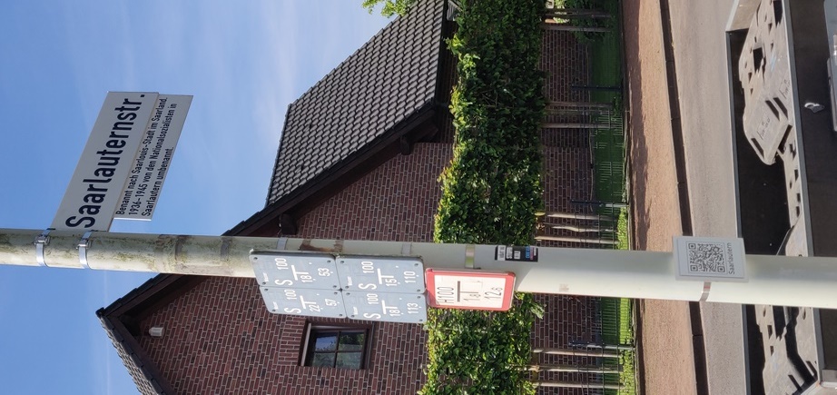 Das Straßenschild erhielt nun die zwei Erklärungen.