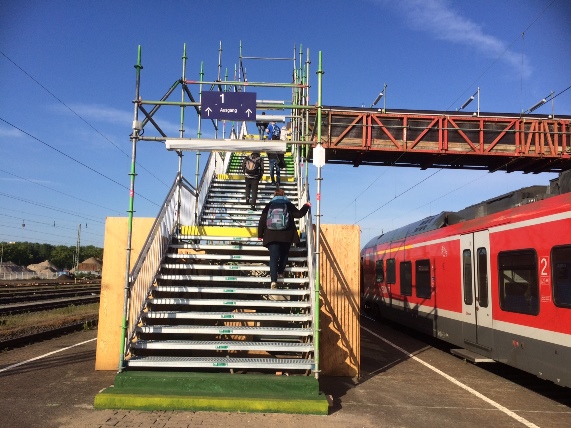 Die Behelfsbrücke am Bahnhof muss noch bis etwa November genutzt werden.
