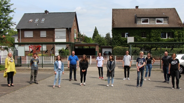 Gruppenfoto unter Coronabedingungen: Schulleiterin Dagmar Perret und Bürgermeister Bodo Klimpel gratulierten den Jugendlichen.